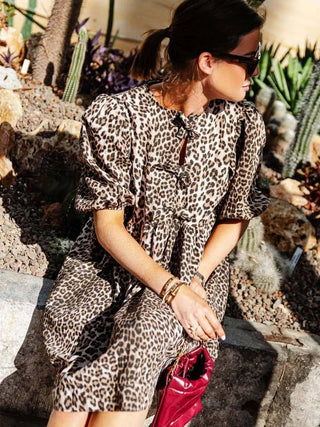 Chiara | Robe léopard pour femmes avec manches bouffantes courtes