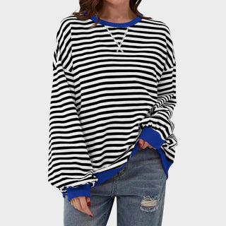 Pull décontracté rayé noir et blanc, encolure en V, manches longues, coupe ample.