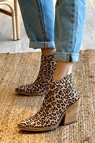 Bottes cheville marron imprimé panthère, talon bloc, vue de trois-quarts.