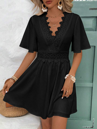 Robe d'été boho blanche avec dentelle et volants – Décolleté en V & coupe ample | Zendoo