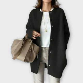 Veste ample en tissu noir, col rond, boutons pression sur le devant.