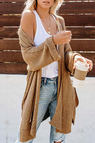 Cardigan duster long en maille ouverte brun-beige, coupe ample, manches longues et tombant.
