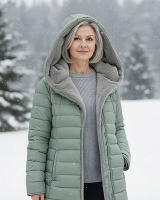 Veste matelassée vert clair à capuche doublée polaire grise, fermeture zippée.