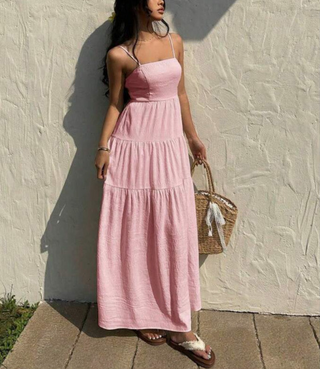 Robe maxi rose poudré à bretelles fines, taille froncée, jupe longue à volants