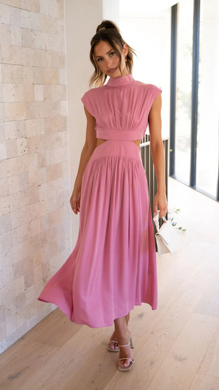 Robe maxi rose à col montant, taille froncée, manches courtes et jupe ample.