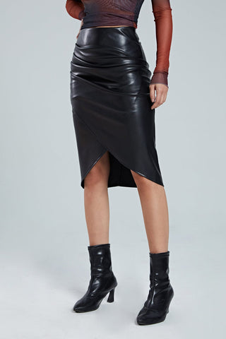 Edwina | Jupe midi en simili cuir avec effet drapé asymétrique