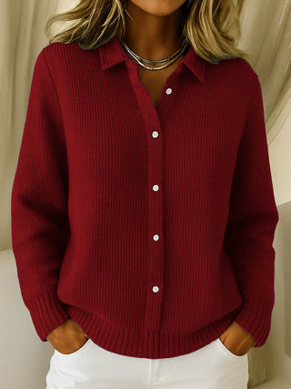 Pull femme rouge en maille, col chemise et boutonnage sur toute la longueur