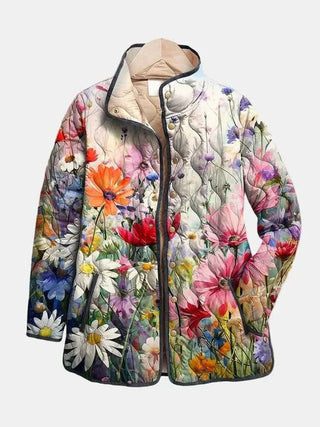 Veste matelassée à fleurs multicolores, fermeture boutonnée, col beige, poches visibles.