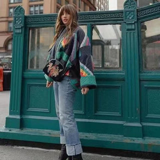 Manteau rétro avec panneaux géométriques multicolores, fond noir, coupe mi-longue