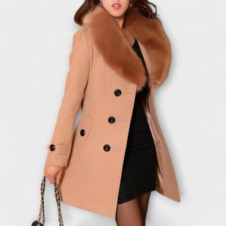 Manteau d’hiver camel, col fourrure, fermeture boutonnée et poignets à boutons noirs