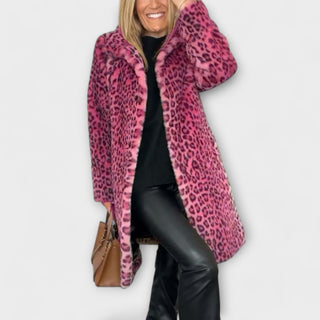 Manteau léopard rose à capuche, manches longues, fermeture boutonnée.