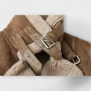 Veste aviateur en daim marron, détail sangle avec boucles métal et bord en peau lainée