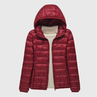 Veste matelassée ultra-légère bordeaux, capuche doublée et fermeture zippée.