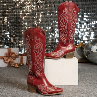 Bottes de cowboy rouges à talon bloc, bout pointu, motifs blancs en relief.