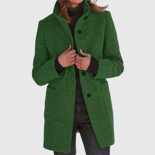 Manteau classique en laine vert, fermeture boutonnée, col ouvert, poches plaquées.