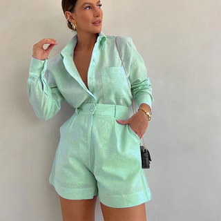 Ensemble en lin vert clair : chemise boutonnée manches longues, shorts taille haute ceinturés