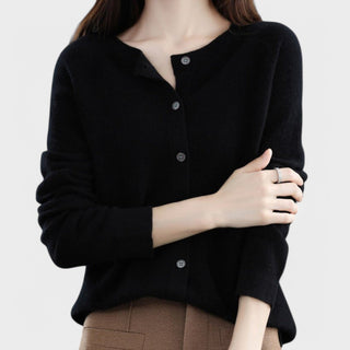 Cardigan en maille de cachemire noir, encolure boutonnée, manches longues.