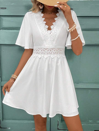 Robe d'été boho blanche avec dentelle et volants – Décolleté en V & coupe ample | Zendoo