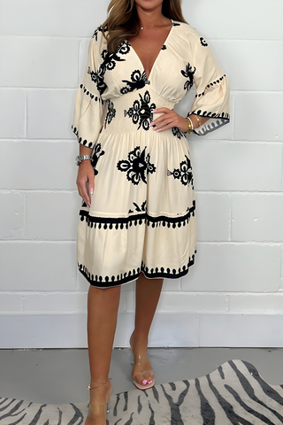 Robe élégante avec motif et décolleté en V – parfaite pour toutes les occasions