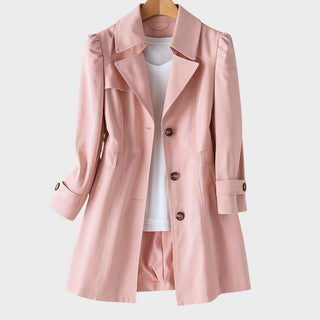 Manteau en gabardine vintage rose, col à revers, boutonnage double, manches longues.