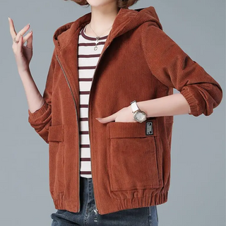 Veste en corduroy marron à capuche, zip et poche poitrine, texture côtelée visible