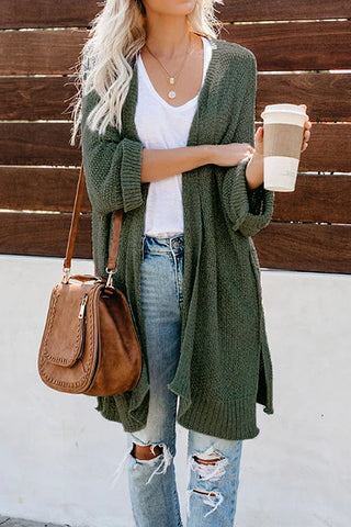 Cardigan duster long en maille ouverte vert olive, ample, ouverture sur le devant et drapé.