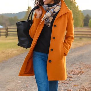 Manteau long orange à boutons, col tailleur, coupe droite.