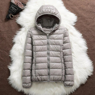 Veste légère à capuche matelassée gris clair, fermeture zippée, col montant