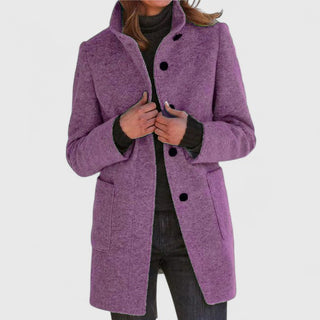 Manteau classique en laine violet, fermeture boutonnée, col ouvert, poches plaquées.