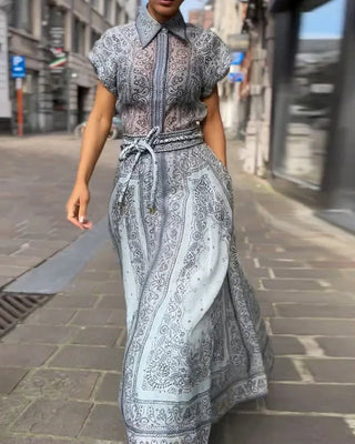 Ensemble blouse et jupe imprimées bleu : encolure boutonnée, taille ceinturée.