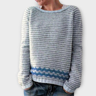 Pull gris clair à rayures blanches, col rond côtelé, finitions poignets
