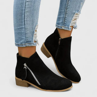 Bottines femme noires à zip latéral et talon bas, dessus en suède