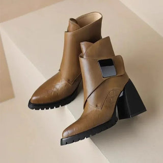 Paire de bottines à talon bloc marron, sangle avec boucle carrée.