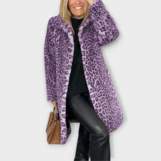 Manteau léopard violet à capuche, manches longues, fermeture boutonnée.