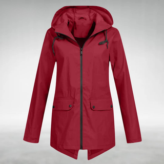 Veste imperméable rouge à capuche, zip central, deux poches boutonnées, cordons.
