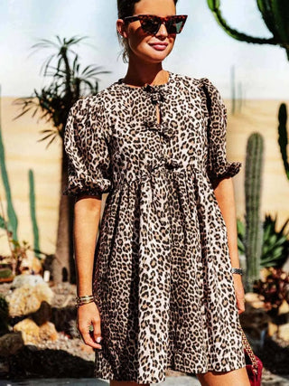 Chiara | Robe léopard pour femmes avec manches bouffantes courtes