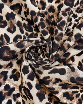 Tissu de manteau motif léopard beige et noir, vue rapprochée