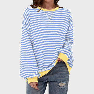 Pull décontracté rayé bleu clair et blanc, encolure en V, manches longues, coupe ample.
