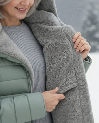 Manteau rembourré vert clair, doublure grise duveteuse, détail du col