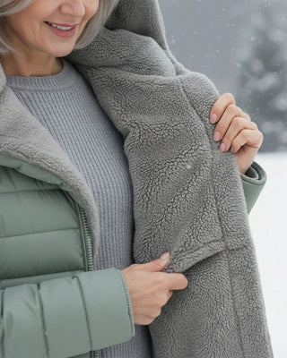 Veste à capuche doublée polaire grise, tissu matelassé vert clair, détail zip.