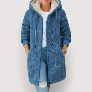 Veste polaire bleue à capuche, zip devant et poches plaquées, col doublé clair.