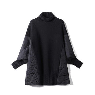 Pull oversize à col montant noir, vue de face, col côtelé et empiècements matelassés