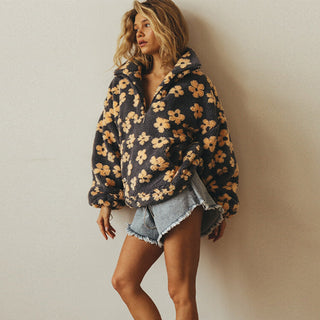 Pull quart de zip en polaire bleu nuit à fleurs jaune moutarde, zip demi-hauteur.