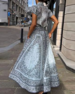 Ensemble blouse et jupe imprimées bleu, dos avec ceinture nouée et motif cachemire.