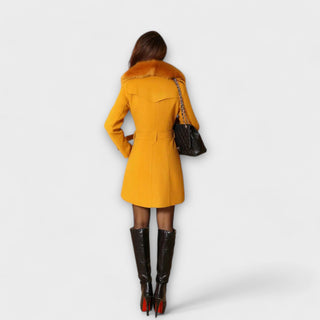 Manteau d’hiver jaune moutarde avec col fourrure, coupe cintrée et ceinture