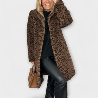 Manteau léopard marron à capuche, manches longues, fermeture boutonnée.