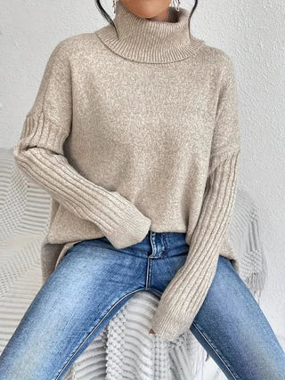 Pull en cachemire crème, col roulé, manches longues côtelées, coupe asymétrique