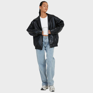 Veste en cuir noire à col montant, zippée, manches amples et poignets élastiques