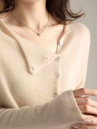 Cardigan femme beige clair, détail col V et boutons, maille douce, manches longues