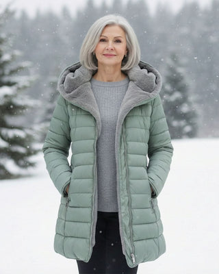 Veste matelassée vert clair, capuche polaire grise, zip et poches avant